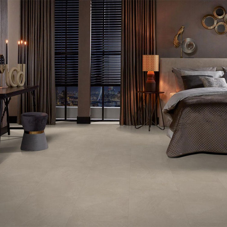 licht taupe tegelvloer met grote rechthoekige tegels en subtiel golvend streeppatroon in een moderne slaapkameromgeving met donkere gordijnen en bruin bedtextiel