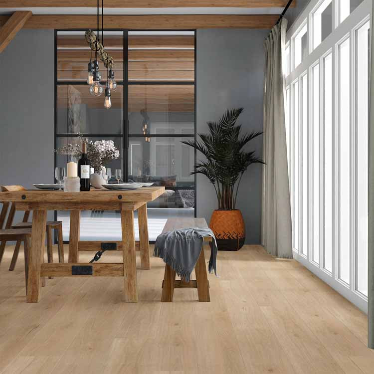 lichte eiken vloer met brede planken en subtiele houtstructuur in een moderne eetkamer met robuuste eiken tafel en bankje, grote ramen en grijs groene muren