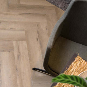 licht beige eiken vloer met visgraat patroon en subtiele houtstructuur