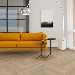 licht beige eiken visgraat vloer met subtiele houtstructuur en fijne noesten