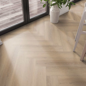 licht beige eikenvloer met visgraat patroon en subtiele houtnerfstructuur