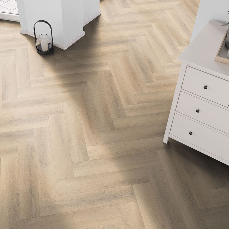 licht eiken visgraatvloer met subtiele houtnerfstructuur en brede planken in een natuurlijke beige tint