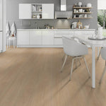 lichte eiken vloer met brede planken en subtiele houtnerfstructuur in moderne keuken met witte kastdeuren en glazen eettafel