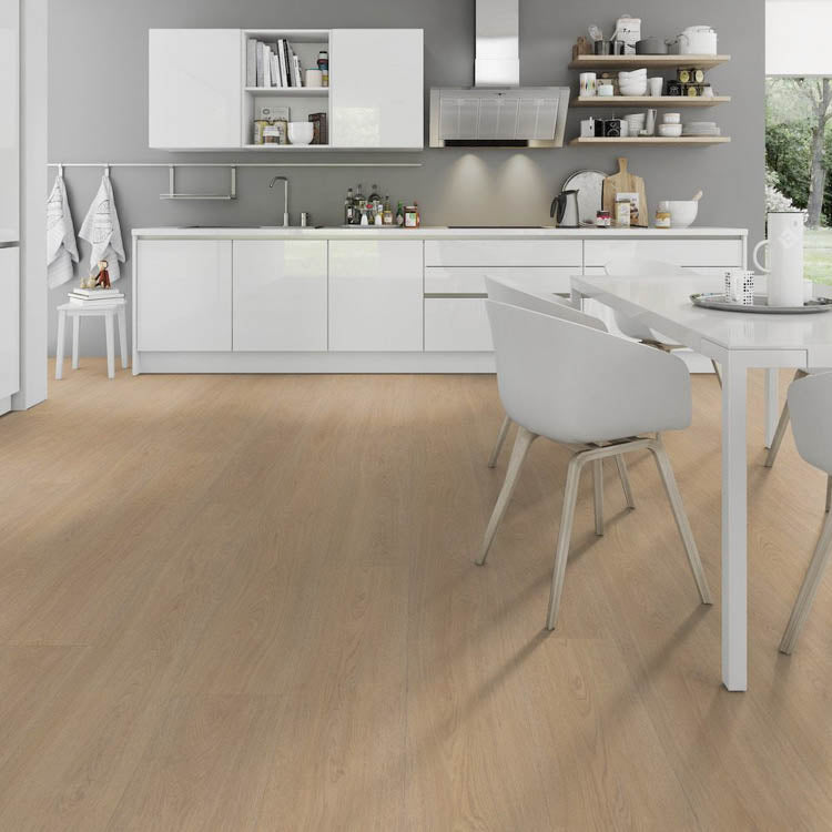 lichte eiken vloer met brede planken en subtiele houtnerfstructuur in moderne keuken met witte kastdeuren en glazen eettafel