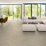 lichte vloer in visgraatpatroon met brede planken en een licht beige eiken kleur in moderne woonkamer met grote glazen schuifdeuren en witte meubels