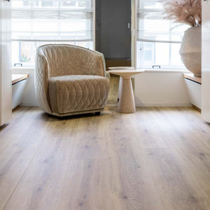 licht beige eiken vloer met subtiele houtnerfstructuur en brede plankenș