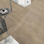 lichte beige eiken vloer met brede planken en een subtiele houtnerfstructuur in een rechte legpatroon in een moderne woonkameromgeving