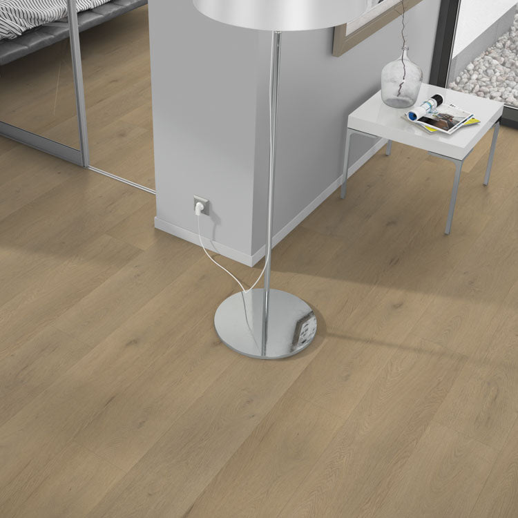 lichte eiken vloer met brede planken en subtiele houtnerfstructuur in een moderne, minimalistische woonkameromgeving
