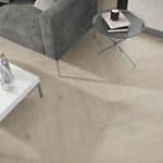lichte eiken vloer in visgraat patroon met brede planken en subtiele houtstructuur in zachte beige tint