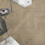 lichte beige eiken vloer in visgraatpatroon met een subtiele houtstructuur en brede planken