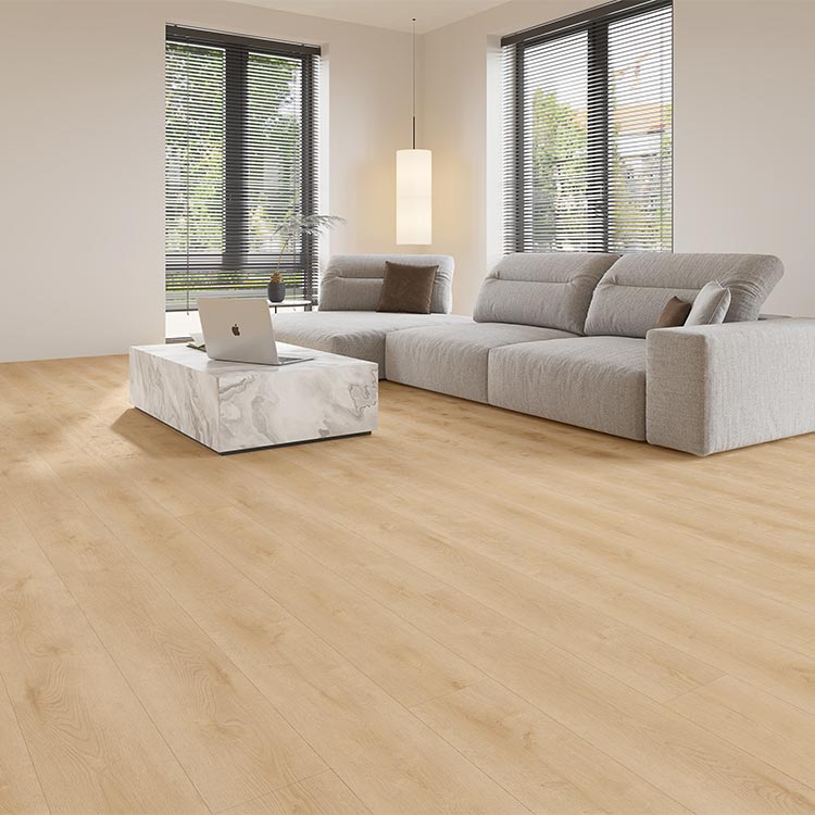lichte vloer in licht eiken met brede planken en subtiele houtstructuur in een moderne woonkamer met grijze bank en marmeren salontafel