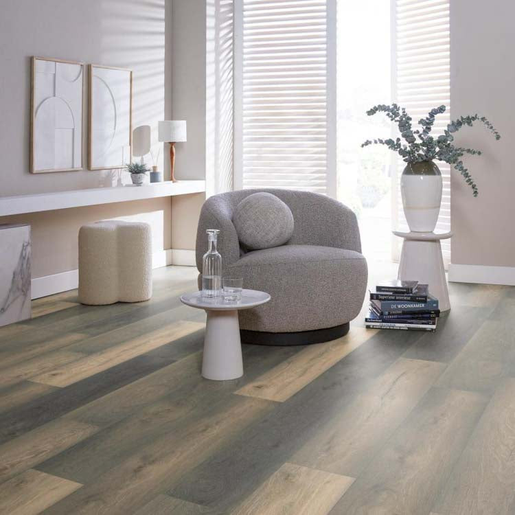 lichte grijs bruine vloer met brede planken in houtstructuur, moderne woonkamer met ronde grijze fauteuil en wit bijzettafeltje