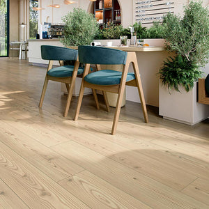 licht beige eiken vloer met brede planken en subtiele houtstructuur met natuurlijke noesten en nerfpatroon