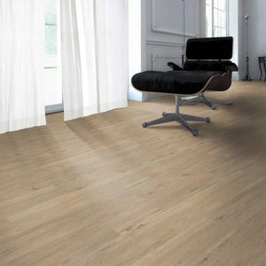 licht beige eiken vloer met rechte planken en subtiele houtnerfstructuur in zachte naturel tinten