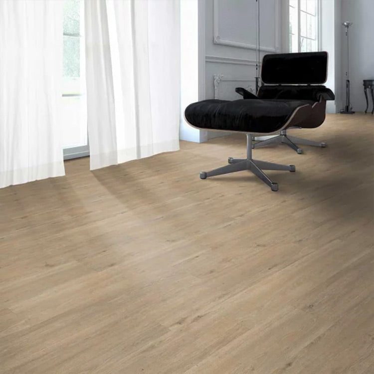 lichte beige eiken vloer met matte afwerking en subtiele houtnerfstructuur, brede planken in horizontaal gelegd patroon