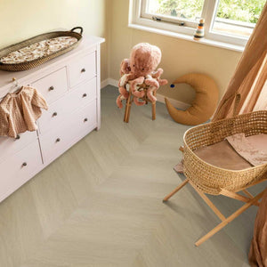 licht beige eiken visgraatvloer met subtiele houtnerfstructuur en brede planken