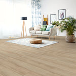 Lichte vloer in effen beige eiken kleur met brede planken in horizontaal gelegd patroon, gecombineerd met lichte neutrale woonkamerinrichting en accessoires.