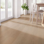 lichte beige eiken vloer met zichtbare houtnerfstructuur en brede planken in een lichte, zonnige eetkameromgeving met witte kozijnen en een houten eettafel