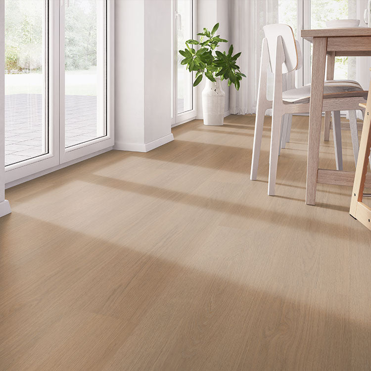 lichte beige eiken vloer met zichtbare houtnerfstructuur en brede planken in een lichte, zonnige eetkameromgeving met witte kozijnen en een houten eettafel