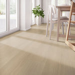 lichte vloer in beige eiken kleur met brede planken en subtiele houtstructuur in een lichte, zonnige kamer met witte stoelen en houten tafel