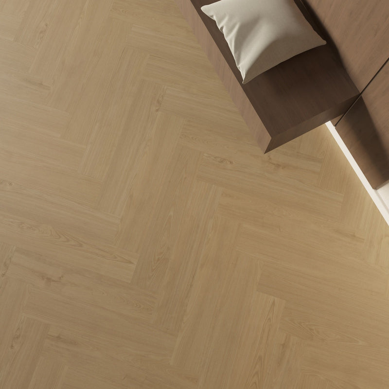licht eiken visgraatvloer met subtiele houtnerf en matte structuur naast kast in donker bruin hout met crème kussen erop