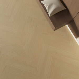 licht beige eiken visgraatvloer met fijne houtnerfstructuur en subtiele kleurverschillen in de planken