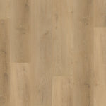 Lichte beige eiken vloer met brede planken en subtiele houtnerfstructuur, rustig en natuurlijk patroon zonder opvallende noesten of knopen.