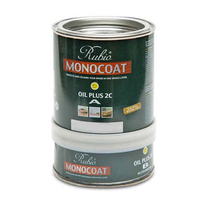 Rubio Monocoat Oil Plus 2C twee-componenten houtolie in metalen blikken, verpakt met aparte hars en versneller, gebruikt voor het beschermen en kleuren van houten vloeren in één laag.