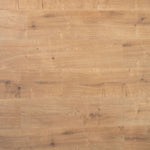 lichte beige eiken vloer met subtiele houtnerfstructuur en natuurlijke knoesten in brede planken