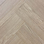licht beige eiken visgraatvloer met subtiel houtnerfstructuur en smalle planken