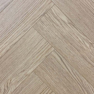 licht beige eiken visgraatvloer met subtiel houtnerfstructuur en smalle planken
