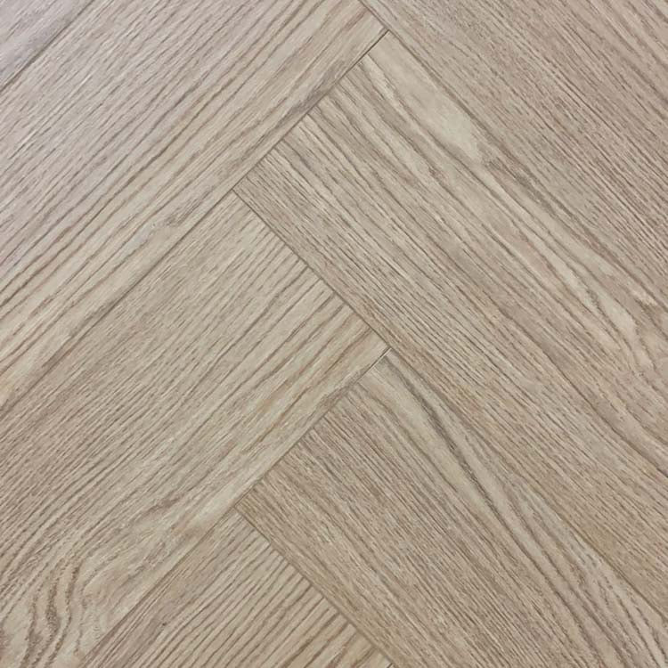 licht beige eiken visgraatvloer met subtiel houtnerfstructuur en smalle planken