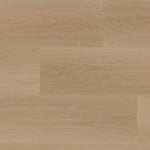 lichte beige eiken vloer met subtiele houtnerfstructuur en brede planken in een recht liggend patroon