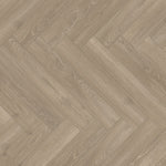 licht beige eiken vloer in visgraatpatroon met subtiele houtstructuur en matte afwerking