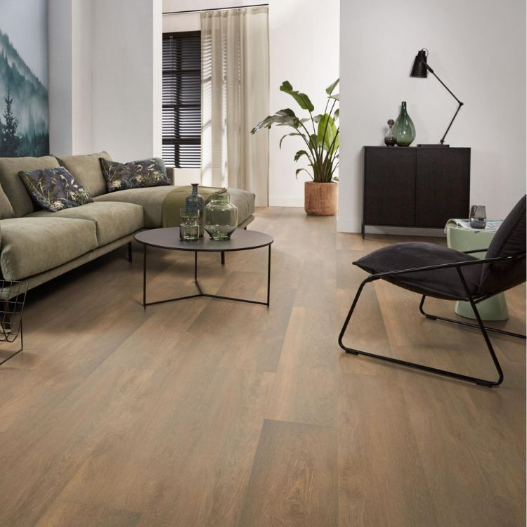 licht beige eiken vloer met brede planken en subtiele houtstructuur in moderne woonkamer met olijfgroene hoekbank, ronde zwarte salontafel, zwarte fauteuil en plantenaccessoires