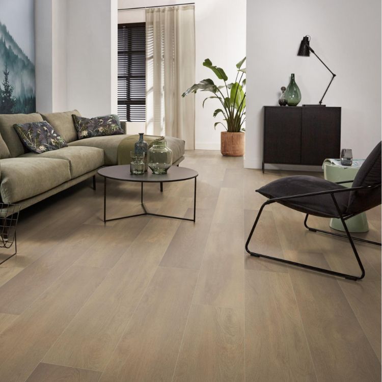 licht beige eiken vloer met brede planken en subtiele houtnerfstructuur in moderne woonkamer met groene stoffen bank en metalen salontafel