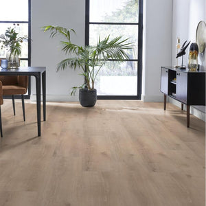 licht beige eiken vloer met rechte planken en subtiele houtnerfstructuur
