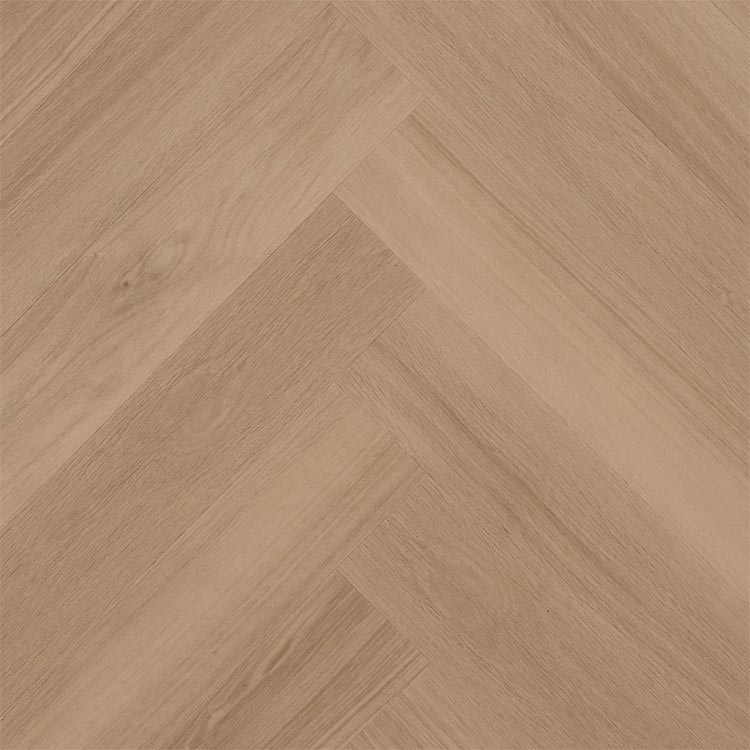 licht beige eiken vloer in visgraatpatroon met subtiele houtstructuur en matte afwerking