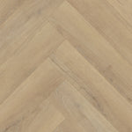 licht eiken visgraatvloer met een matte structuur en subtiele houtnerfdetails in een warm beige lichtbruine tint