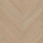 licht beige eiken vloer in visgraat patroon met subtiele houtnerfstructuur en matte afwerking