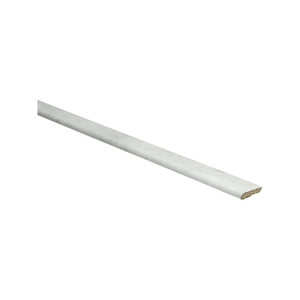 smalle plintstrip in lichtgrijs met matte, gladde structuur, geschikt als afwerking voor vloeren