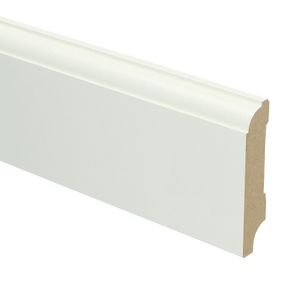 witte plint met gladde, matte afwerking en licht afgeronde bovenkant, recht model