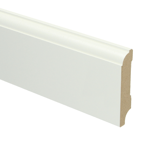 witte plint met gladde, matte afwerking en licht afgeronde bovenkant, recht model