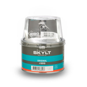 Blik transparante lak met grijs-groene verpakking en blauwe accenten, merk Rigo Verffabriek, productnaam Skylt Original #5510, inclusief plastic deksel en bijbehorende toebehoren.