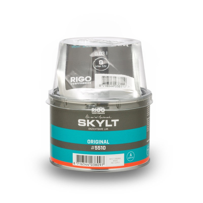Blik transparante lak met grijs-groene verpakking en blauwe accenten, merk Rigo Verffabriek, productnaam Skylt Original #5510, inclusief plastic deksel en bijbehorende toebehoren.
