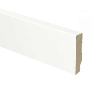 MDF plint met strakke, witte afwerking, rechthoekig profiel zonder versiering, geschikt voor vloerafwerking.