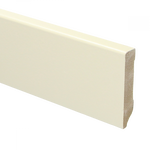 Witte MDF plint met een gladde, matte verflaag en een afgeronde bovenkant, geschikt voor een strakke afwerking van vloeren.