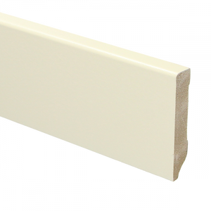 Witte MDF plint met een gladde, matte verflaag en een afgeronde bovenkant, geschikt voor een strakke afwerking van vloeren.