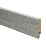 plint met lichte grijsbeige houtstructuur en matte afwerking, recht model zonder profielrand