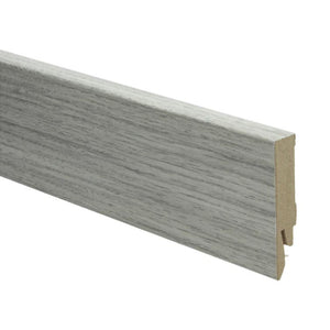 plint met lichte grijsbeige houtstructuur en matte afwerking, recht model zonder profielrand
